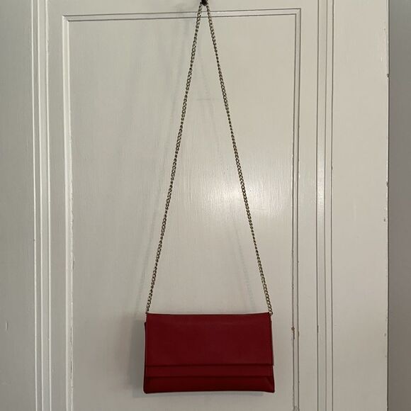 Deep‎ red Miztique faux leather crossbody purse with gold chain - Picture 2 of 8